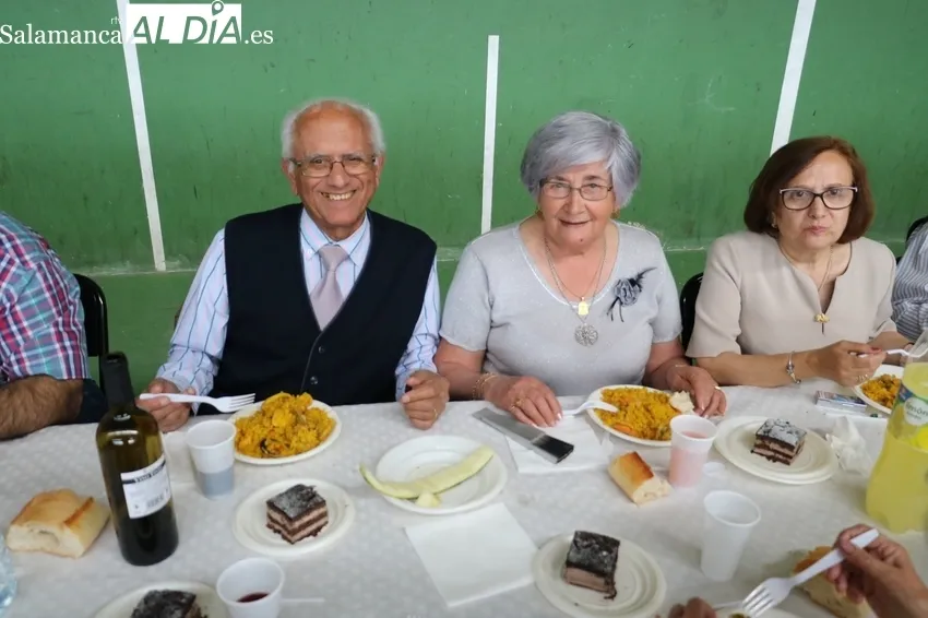 Comida en el pabellón municipal de deportes de Villavieja / CORRAL