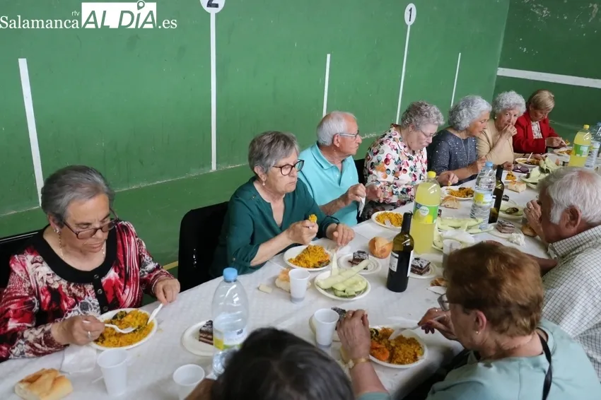 Comida en el pabellón municipal de deportes de Villavieja / CORRAL