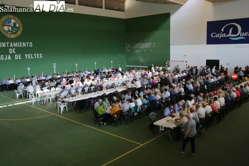 Comida en el pabellón municipal de deportes de Villavieja / CORRAL