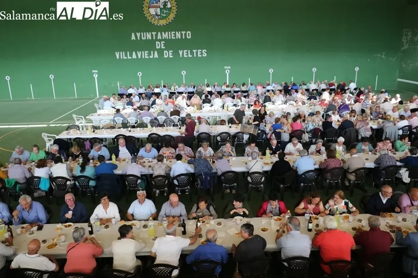 Comida en el pabellón municipal de deportes de Villavieja / CORRAL