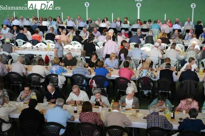 Comida en el pabellón municipal de deportes de Villavieja / CORRAL