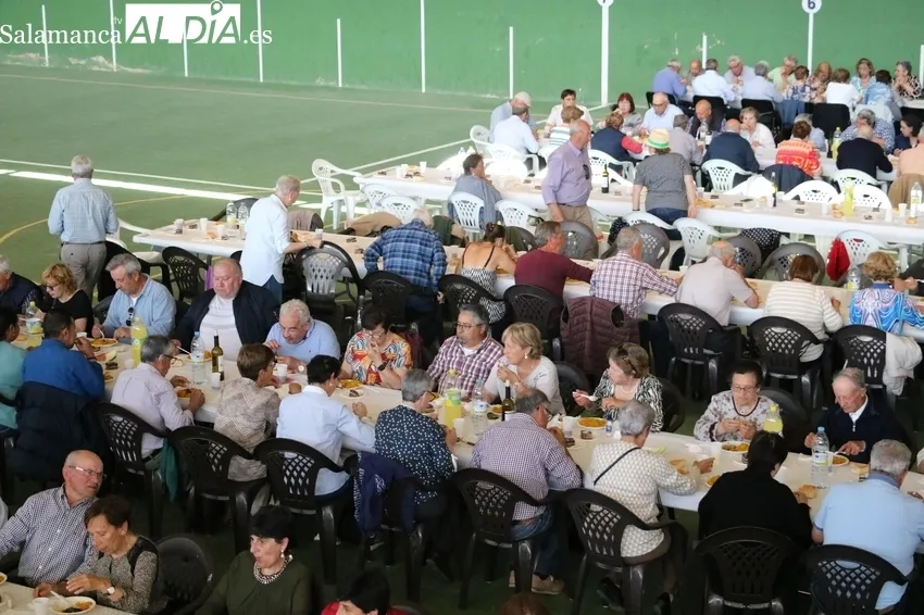 Comida en el pabellón municipal de deportes de Villavieja / CORRAL