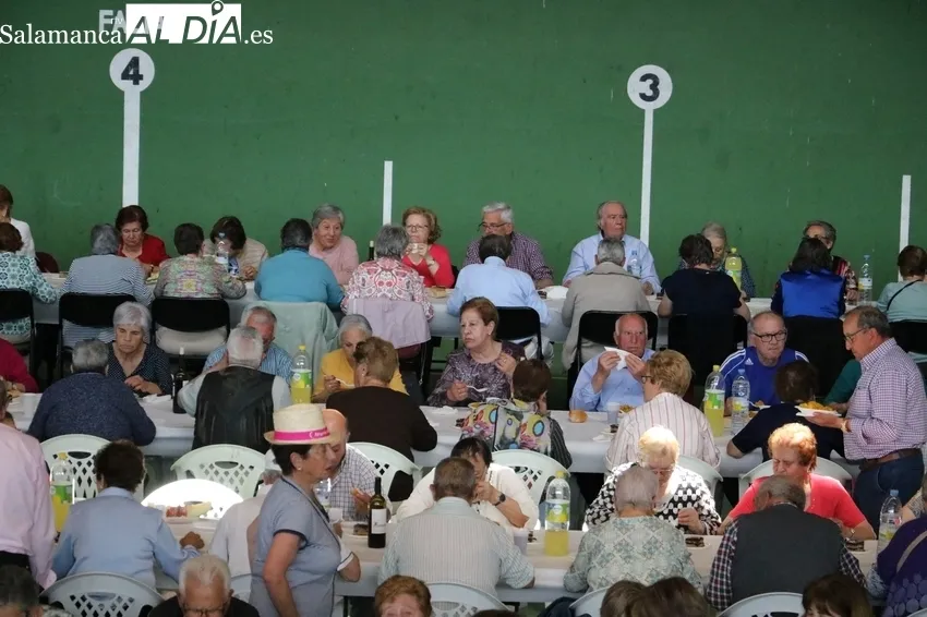Comida en el pabellón municipal de deportes de Villavieja / CORRAL