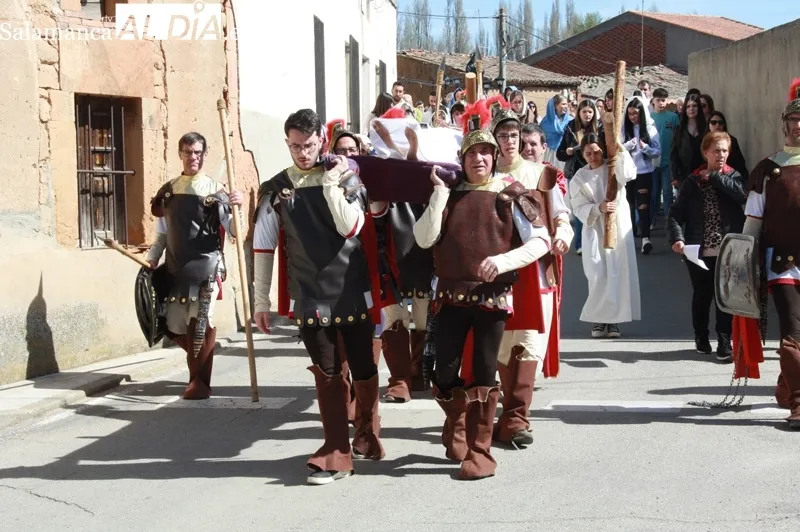 Villoruela ha recuperado este Viernes Santo su Vía Crucis viviente
