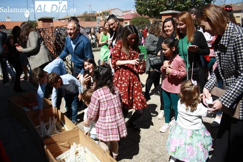 Miles de personas participaban en la procesión de la vela en Peñaranda
