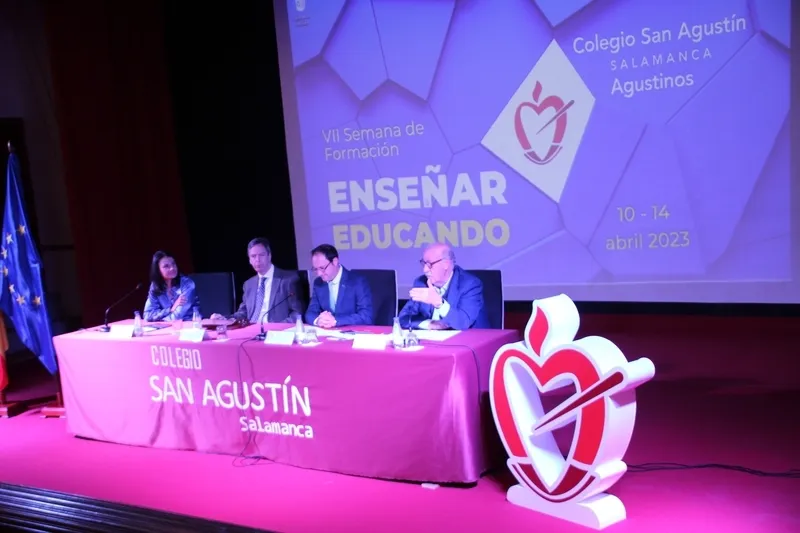 Foto 2 - Vicente del Bosque, Enrique Cabero o Mar&iacute;a San Gil en la segunda jornada de la Semana de Formaci&oacute;n del Colegio San Agust&iacute;n