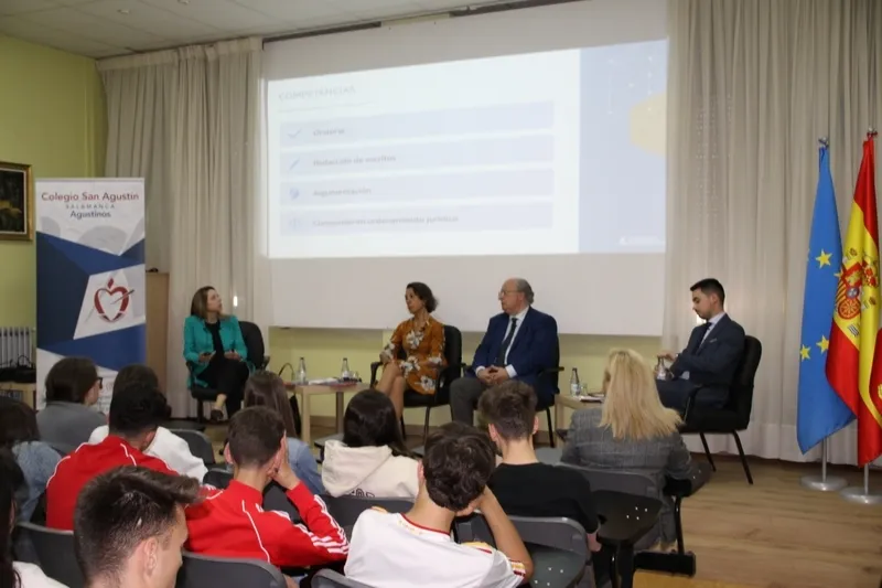 Foto 5 - Vicente del Bosque, Enrique Cabero o Mar&iacute;a San Gil en la segunda jornada de la Semana de Formaci&oacute;n del Colegio San Agust&iacute;n