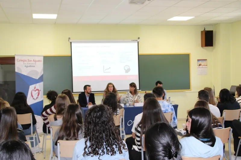 Foto 11 - Vicente del Bosque, Enrique Cabero o Mar&iacute;a San Gil en la segunda jornada de la Semana de Formaci&oacute;n del Colegio San Agust&iacute;n