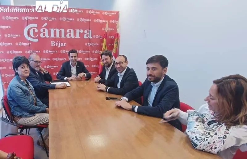 Foto 2 - El candidato socialista Antonio C&aacute;mara escucha las necesidades del sector empresarial de B&eacute;jar