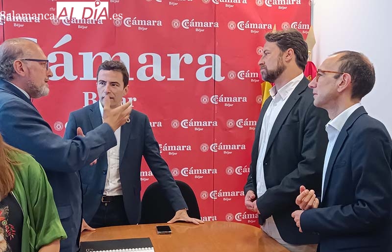 El candidato socialista Antonio Cámara escucha las necesidades del sector empresarial de Béjar