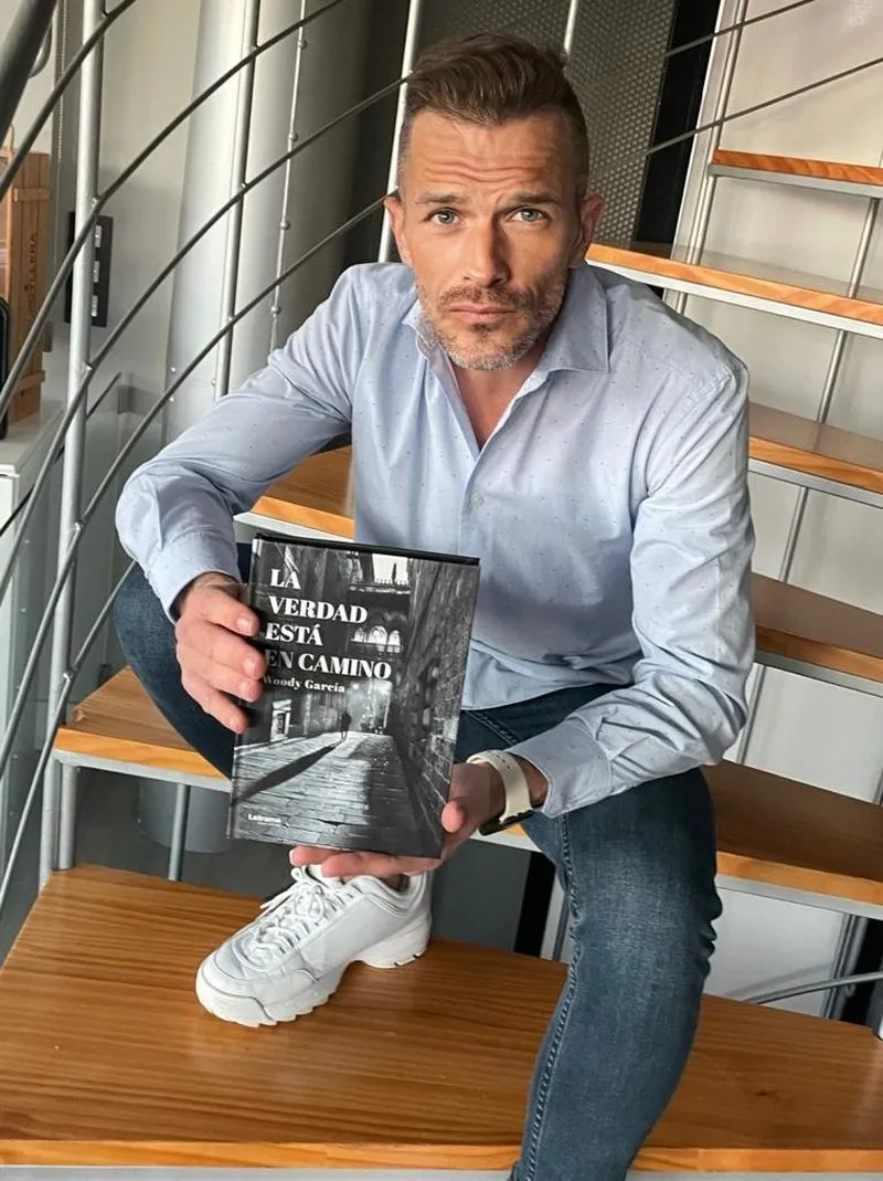 José Antonio García Llorente 'Woody' con un ejemplar de su novela
