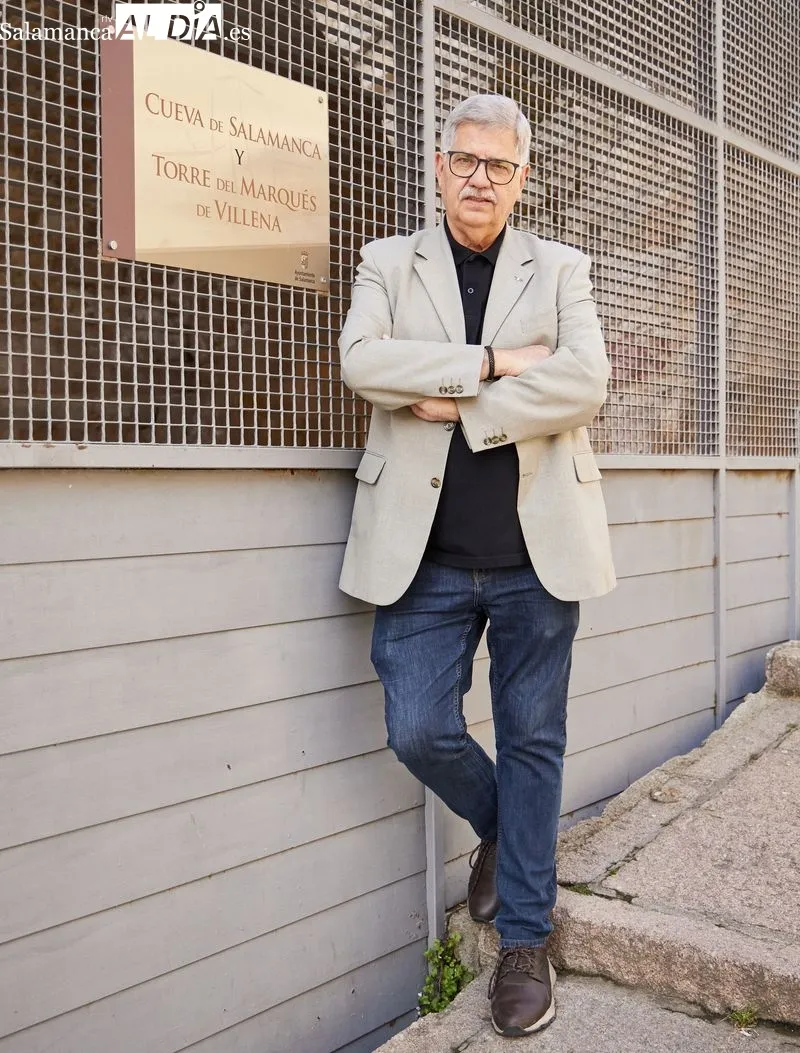 Juan Francisco Blanco, investigador y experto en patrimonio inmaterial, junto a la Cueva de Salamanca. Foto de David Sañudo