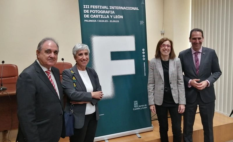 La directora general de Políticas Culturales, Inmaculada Martínez, acompañada del alcalde de Palencia, Mario Simón, presentaban el III Festival Internacional de Fotografía de Castilla y León