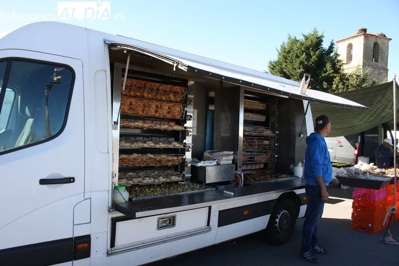 La proximidad de la Semana Santa se notó en la edición de este mes de abril del mercadillo de Trabanca     