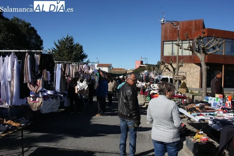 La proximidad de la Semana Santa se notó en la edición de este mes de abril del mercadillo de Trabanca     