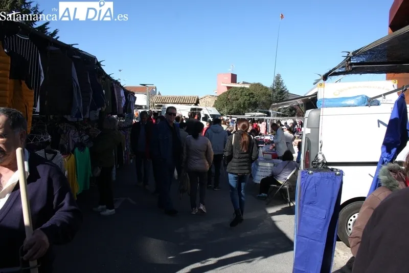 La proximidad de la Semana Santa se notó en la edición de este mes de abril del mercadillo de Trabanca     