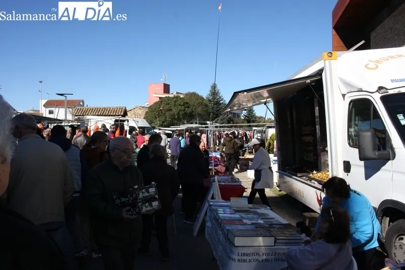 La proximidad de la Semana Santa se notó en la edición de este mes de abril del mercadillo de Trabanca     