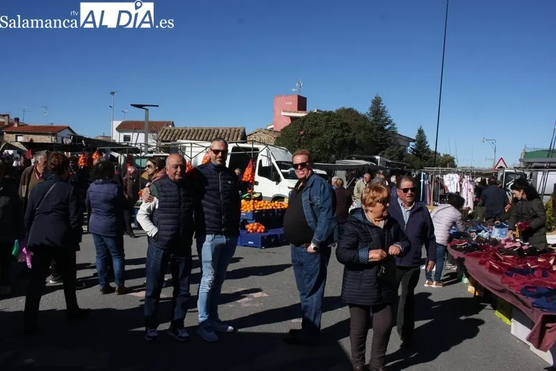 La proximidad de la Semana Santa se notó en la edición de este mes de abril del mercadillo de Trabanca     
