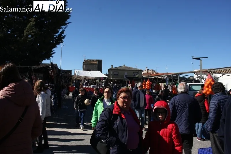 La proximidad de la Semana Santa se notó en la edición de este mes de abril del mercadillo de Trabanca     