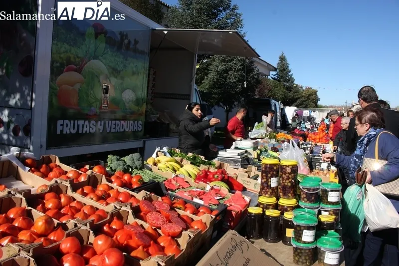 La proximidad de la Semana Santa se notó en la edición de este mes de abril del mercadillo de Trabanca     
