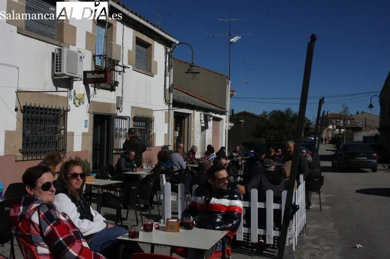 La proximidad de la Semana Santa se notó en la edición de este mes de abril del mercadillo de Trabanca     