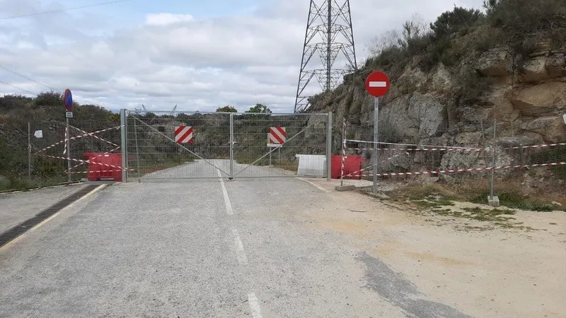 Acceso peatonal y puertas instaladas para evitar el paso de vehículos 