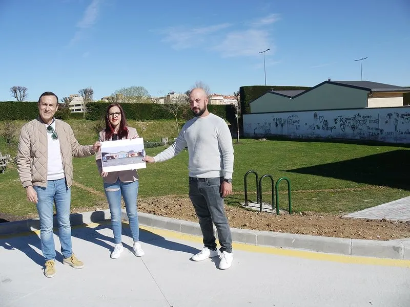 Foto 4 - Un nuevo mural decorar&aacute; la zona de recreo ubicada en la V&iacute;a Verde de Carbajosa