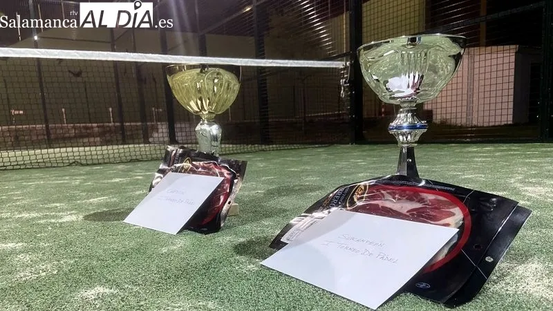Los campeones y subcampeones del I Torneo de Pádel recibieron sendos trofeos