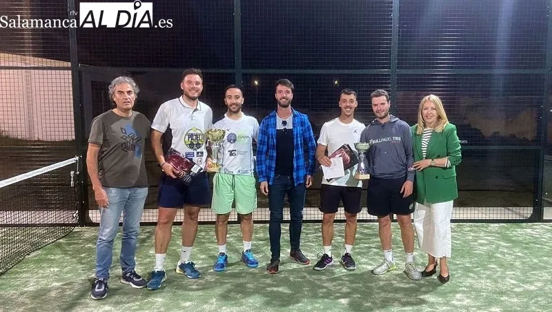Los campeones y subcampeones del I Torneo de Pádel recibieron sendos trofeos