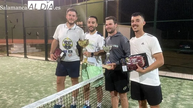 Los campeones y subcampeones del I Torneo de Pádel recibieron sendos trofeos