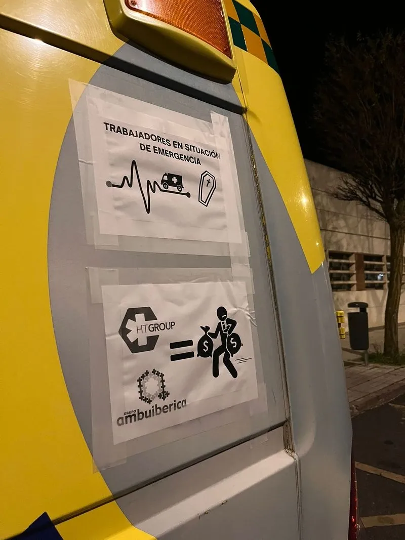 Foto 17 - Trabajadores del transporte sanitario de Salamanca protestan con pinchazos de ruedas, pintadas y bloqueo de cerraduras