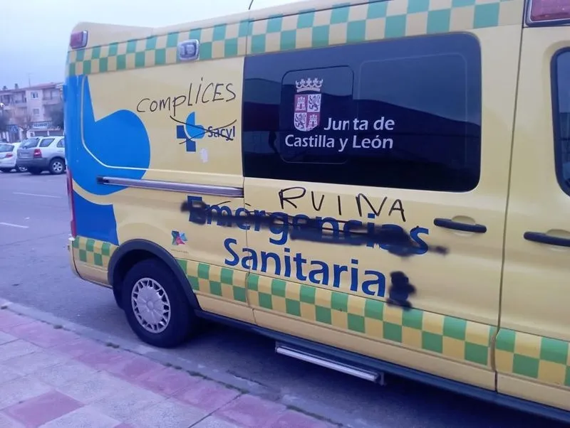 Foto 16 - Trabajadores del transporte sanitario de Salamanca protestan con pinchazos de ruedas, pintadas y bloqueo de cerraduras