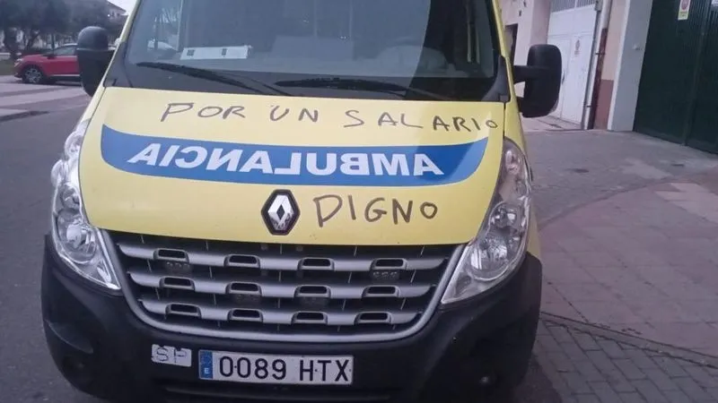 Foto 15 - Trabajadores del transporte sanitario de Salamanca protestan con pinchazos de ruedas, pintadas y bloqueo de cerraduras