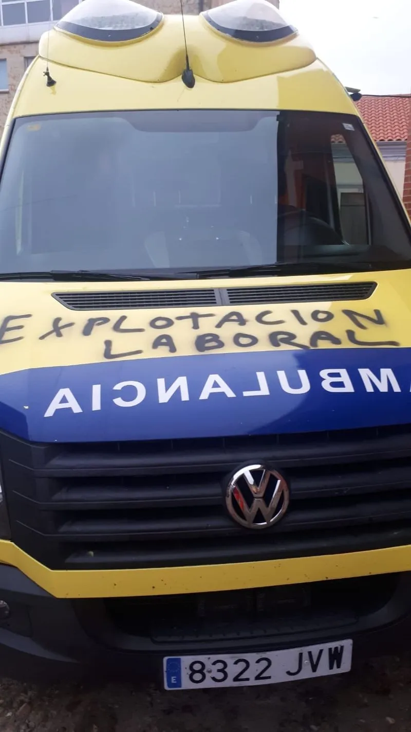 Foto 14 - Trabajadores del transporte sanitario de Salamanca protestan con pinchazos de ruedas, pintadas y bloqueo de cerraduras