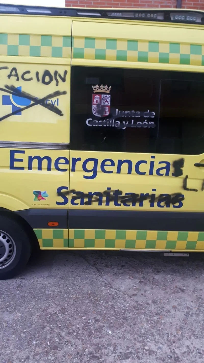 Foto 13 - Trabajadores del transporte sanitario de Salamanca protestan con pinchazos de ruedas, pintadas y bloqueo de cerraduras