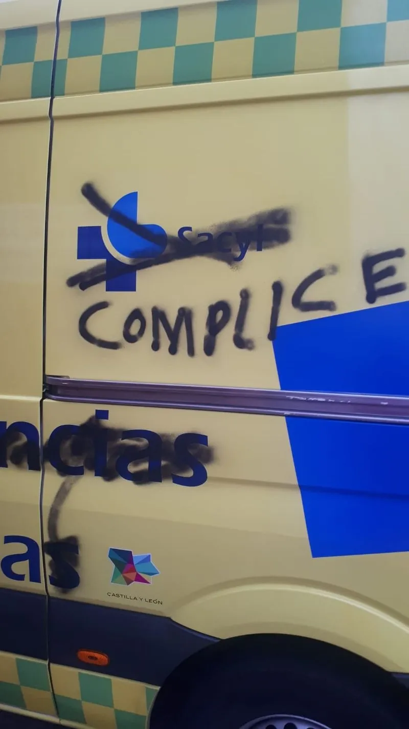 Foto 11 - Trabajadores del transporte sanitario de Salamanca protestan con pinchazos de ruedas, pintadas y bloqueo de cerraduras