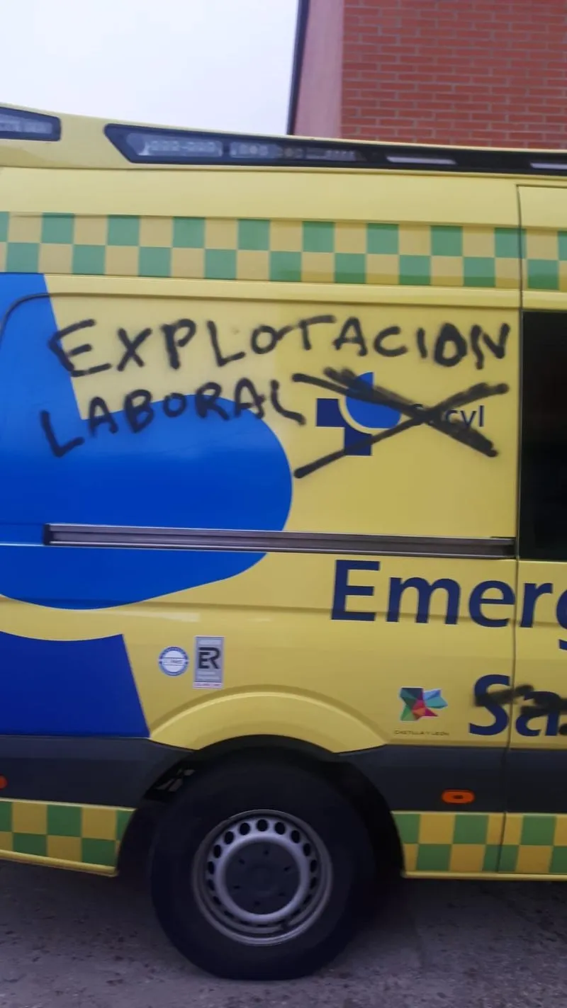 Foto 12 - Trabajadores del transporte sanitario de Salamanca protestan con pinchazos de ruedas, pintadas y bloqueo de cerraduras