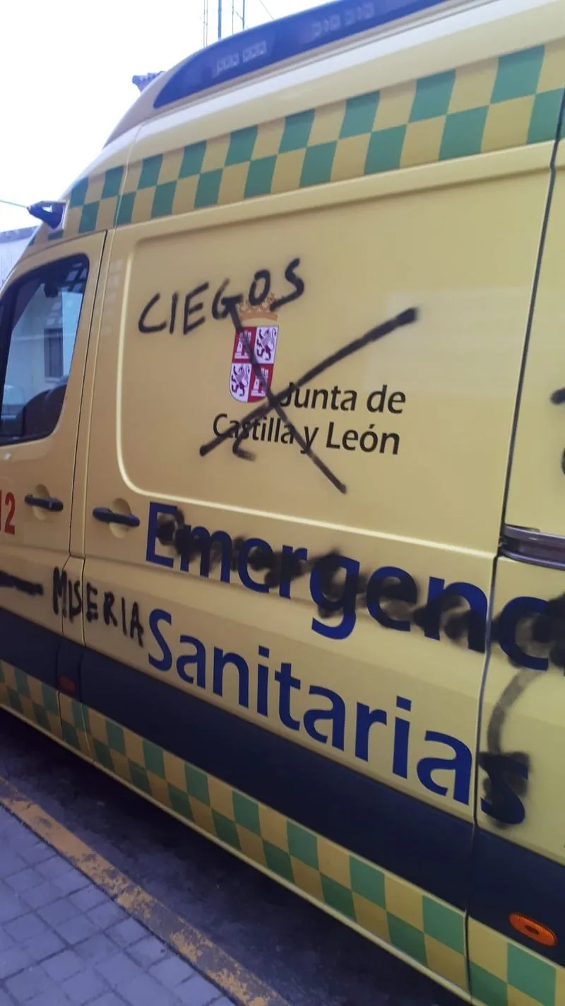 Foto 10 - Trabajadores del transporte sanitario de Salamanca protestan con pinchazos de ruedas, pintadas y bloqueo de cerraduras