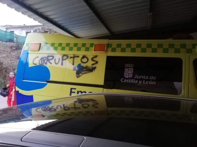 Foto 6 - Trabajadores del transporte sanitario de Salamanca protestan con pinchazos de ruedas, pintadas y bloqueo de cerraduras