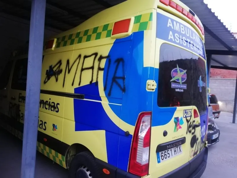 Foto 7 - Trabajadores del transporte sanitario de Salamanca protestan con pinchazos de ruedas, pintadas y bloqueo de cerraduras