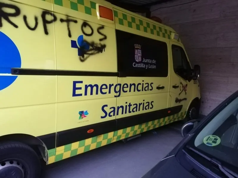 Foto 5 - Trabajadores del transporte sanitario de Salamanca protestan con pinchazos de ruedas, pintadas y bloqueo de cerraduras