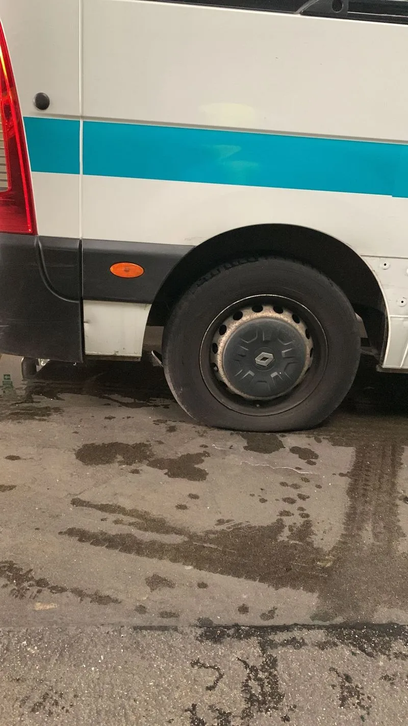 Foto 4 - Trabajadores del transporte sanitario de Salamanca protestan con pinchazos de ruedas, pintadas y bloqueo de cerraduras
