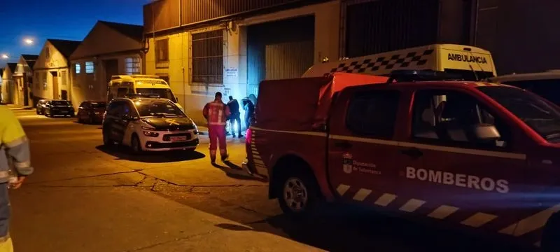 Foto 2 - Trabajadores del transporte sanitario de Salamanca protestan con pinchazos de ruedas, pintadas y bloqueo de cerraduras