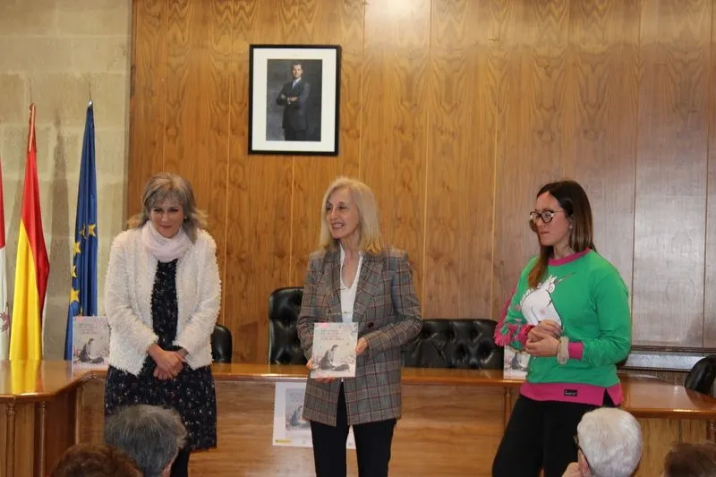 Foto 7 - Las mujeres albenses acuden a la presentaci&oacute;n de su libro &lsquo;Historias de mujeres contadas por mujeres&rsquo;