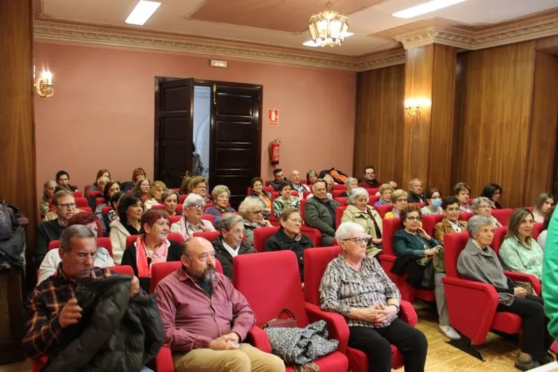 Foto 6 - Las mujeres albenses acuden a la presentaci&oacute;n de su libro &lsquo;Historias de mujeres contadas por mujeres&rsquo;
