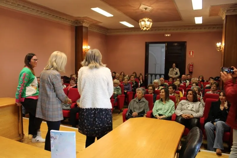 Foto 5 - Las mujeres albenses acuden a la presentaci&oacute;n de su libro &lsquo;Historias de mujeres contadas por mujeres&rsquo;