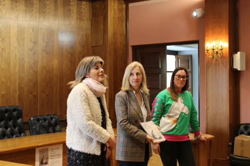 Foto 4 - Las mujeres albenses acuden a la presentaci&oacute;n de su libro &lsquo;Historias de mujeres contadas por mujeres&rsquo;