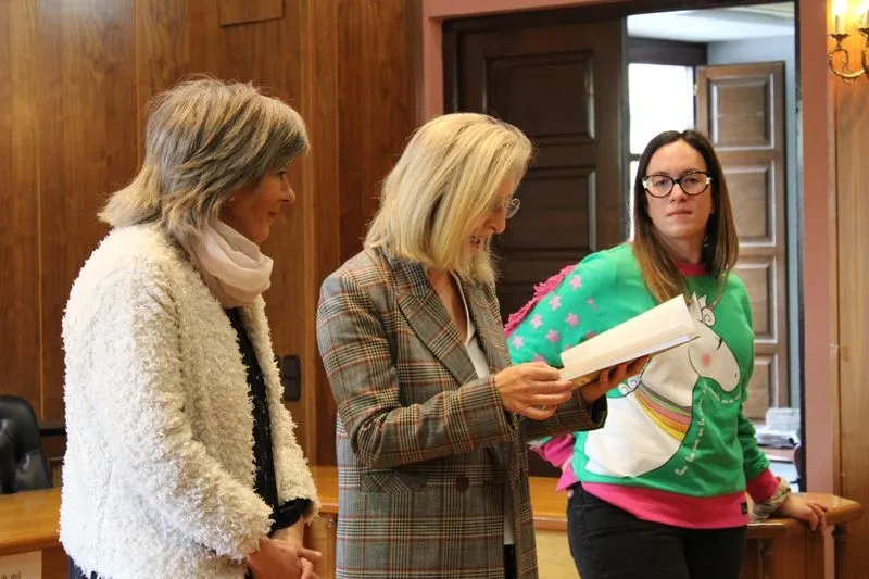 Foto 3 - Las mujeres albenses acuden a la presentaci&oacute;n de su libro &lsquo;Historias de mujeres contadas por mujeres&rsquo;