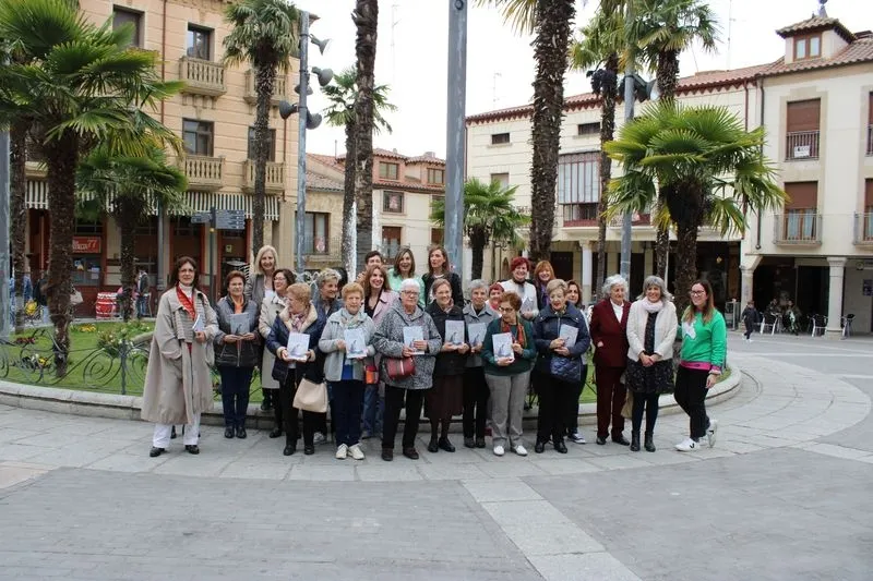 Foto 2 - Las mujeres albenses acuden a la presentaci&oacute;n de su libro &lsquo;Historias de mujeres contadas por mujeres&rsquo;