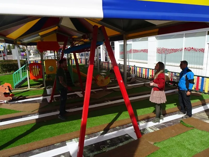 Foto 3 - Nuevo c&eacute;sped artificial para dos parques infantiles de Santa Marta